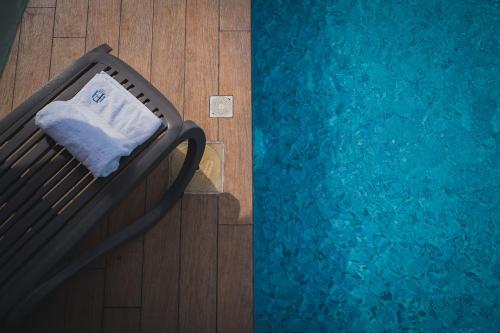 a towel sitting on a bench next to a swimming pool at Hotel Europa in Iquitos