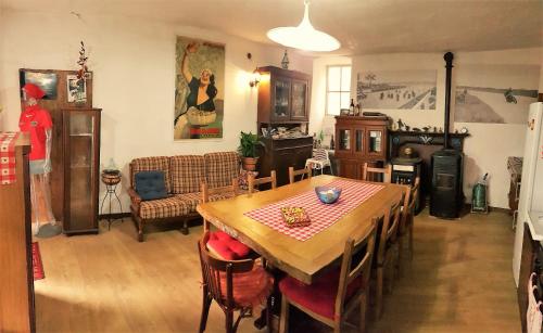 Antica Officina في مانديلو ديل لاريو: غرفة معيشة مع طاولة وكراسي خشبية
