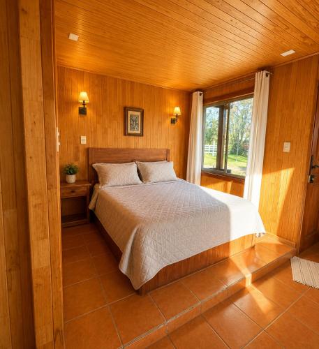 a bedroom with a bed in a room with a window at Turismo La Isla in Salto del Laja