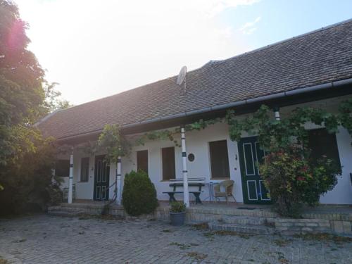 a white house with a picnic table in front of it at Bacchus-hof in Báta