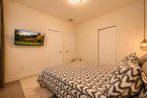 a bedroom with a bed and a tv on the wall at Avi Lux Stay in Miami