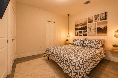 a bedroom with a bed in a room at Avi Lux Stay in Miami
