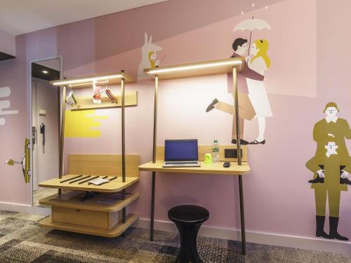 a dressing room with a desk with a laptop on it at ibis Styles Lyon Centre Confluence in Lyon