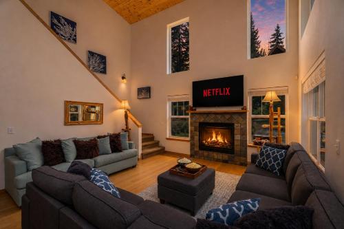 a living room with a couch and a fireplace at Just Plain Getaway in Leavenworth