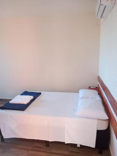 a bedroom with a bed in a room at Pousada laranja in Xangri-lá