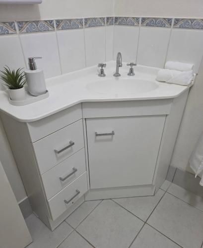 a bathroom with a sink and a white counter at Flaxton Country Lodge in Flaxton