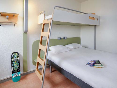 a bedroom with a bunk bed with a ladder at ibis budget Toulouse Centre Gare in Toulouse