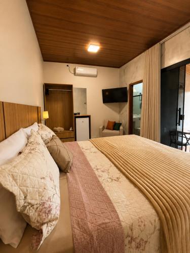 a bedroom with a large bed in a room at Flats Araras do Vale in Colinas Do Sul