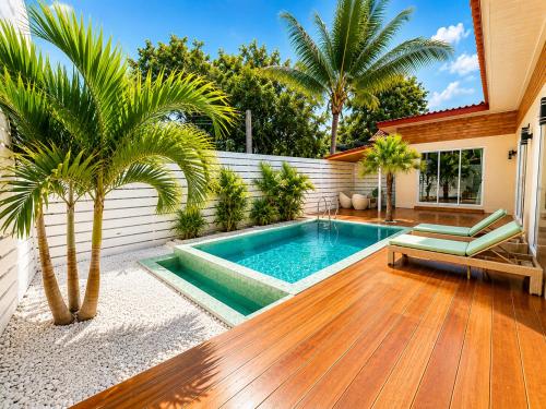 a backyard with a swimming pool and palm trees at Oh’lala - 3 BR Pool Villa in Ban Tai
