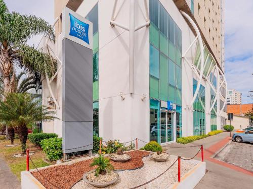 a building with a sign on the side of it at ibis budget Vitoria in Vitória