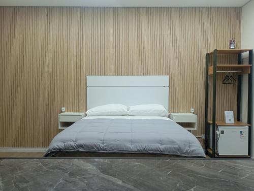 a bedroom with a large bed in a room at Hostel Pouso Gru - Translado Aeroporto Gru grátis in Guarulhos