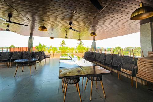 ein Speisesaal mit Tischen und Stühlen in einem Gebäude in der Unterkunft Madayaw Hotel Tagum in Tagum
