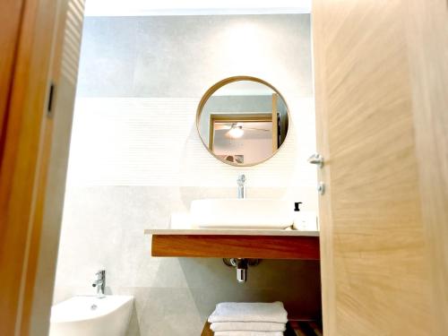 a bathroom with a sink and a mirror at Estrella Garden Condos con Vista a la piscina in San Rafael del Yuma
