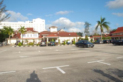 關丹的住宿－馬來西亞關丹斯里酒店，停车场内有车辆的街道