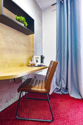 a leather chair sitting in front of a desk at Villa Rosa in Timişoara