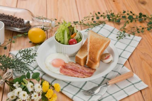 um prato de café da manhã com um sanduíche e uma salada em Sari Resort Kashiba (Adult Only) em Kashiba