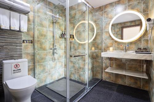 a bathroom with a shower and a toilet at 山水忆阁酒店 in Yangshuo