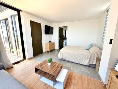 a bedroom with a bed and a table in a room at Suite Privada Zona Norte in Miravalle