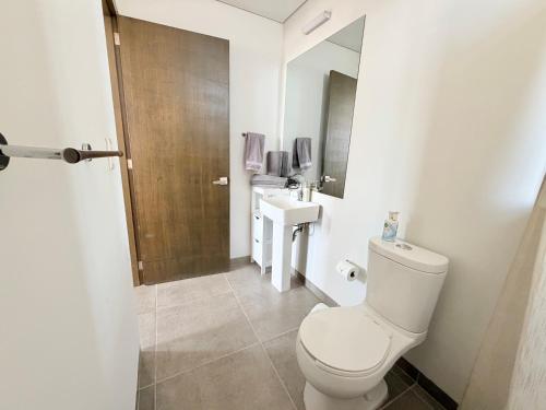 a white bathroom with a toilet and a sink at Suite Privada Zona Norte in Miravalle