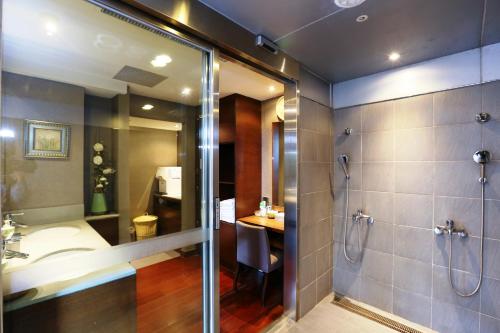 台北的住宿－台北馥敦飯店復南館，带淋浴、盥洗盆和淋浴的浴室