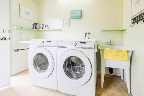 a laundry room with a washing machine and a sink at Studio Suite 4 Green Gables Resort in Osoyoos