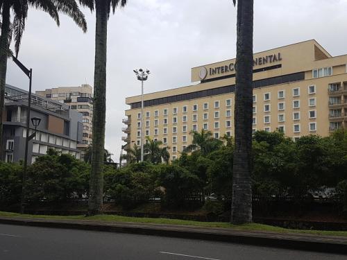 Un edificio con un cartel en el costado. en Penthouse, en Cali