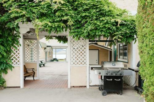 an outdoor kitchen with a grill in a building at Studio Suite 7 at Green Gables Resort in Osoyoos