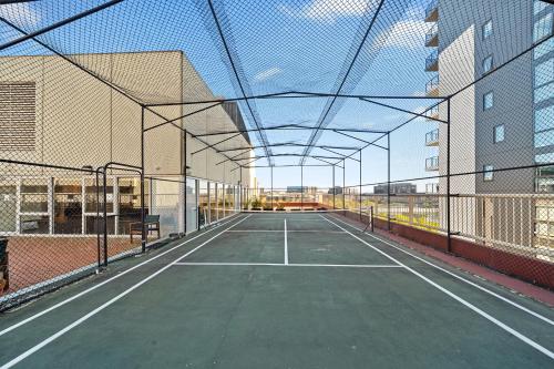 an empty tennis court inside of a building at City-Edge 1-Bed Apartment with Pool Access in Canberra
