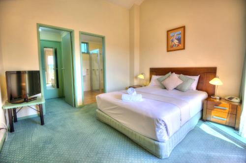 מיטה או מיטות בחדר ב-Merimbula Holiday Properties