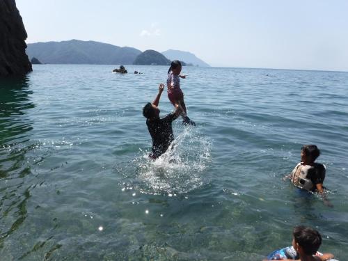a group of people playing in the water at 湖上館パムコ in Wakasa