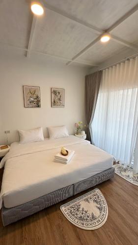 a bedroom with a large white bed in a room at Malina Guesthouse in Ko Phangan