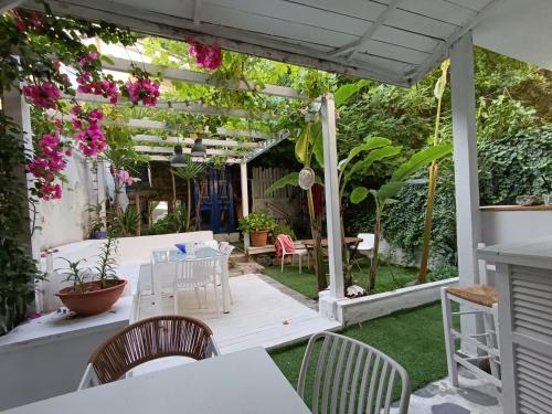 Isalos Trykonos Garden Thessaloniki - Close to Helexpo - Central Oasis with free parking