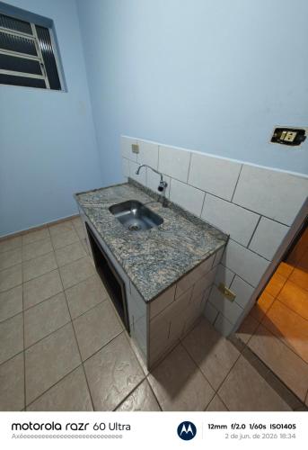 a kitchen counter with a sink in a room at Hotel Avenida Paraísopolis MG in Paraisópolis