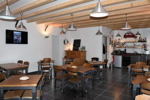 een restaurant met tafels en stoelen in een kamer bij Glamping at Camping La Source in Saint-Pierre-dʼArgençon