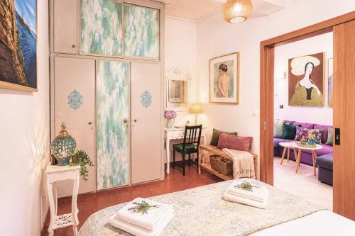 Orpheus House Beachfront 2BR Apartment with Balcony & Sea View Walk to Old Town