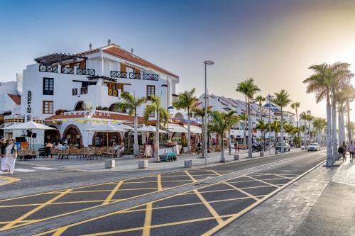 New apartment in Los Cristianos Renovated with AC, Steps from Playa Las Vistas
