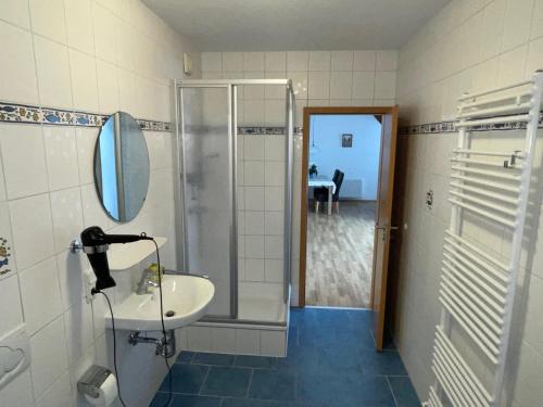 a bathroom with a sink and a shower at Wattenmeer-Ferien in Süllwarden