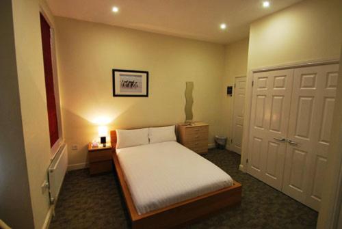 Una cama o camas en una habitación de Clapham Guest House
