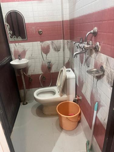 a bathroom with a toilet and a sink at Himalayan Wellness Retreat in Rishīkesh