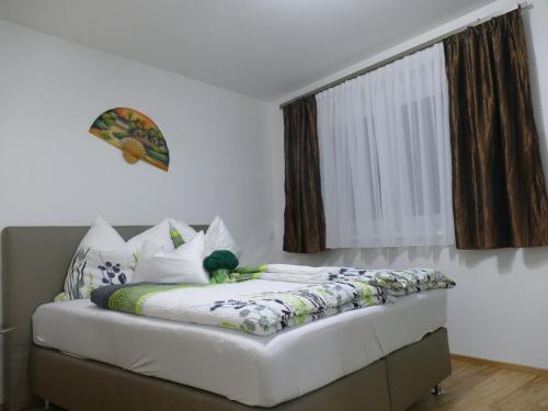 a bed sitting in a room with a window at Chads City Apartment mit Tiefgarage free parking in Graz