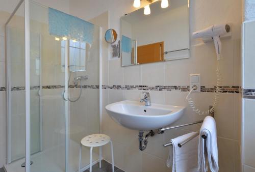 a bathroom with a sink and a shower at Ferienwohnungen by Weingut Hommes in Ernst Mosel in Ernst