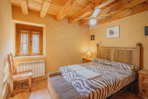 a bedroom with a bed and a wooden ceiling at Peña in Castro de Fuentidueña