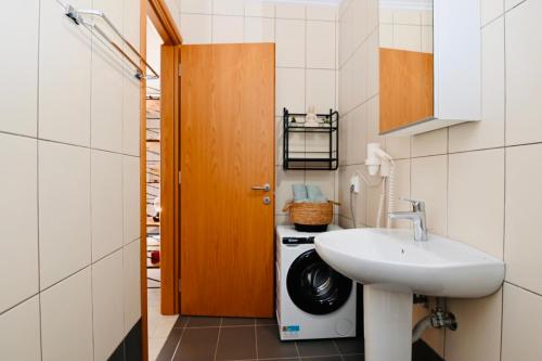 Steel & Oak-Stylish Stay Near Shore