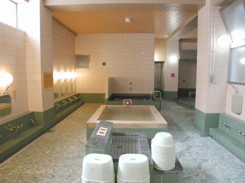 a large bathroom with a sink in a room at 大津屋a in Yokohama