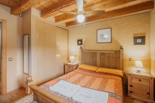 a bedroom with a bed and a wooden ceiling at Sanz in Castro de Fuentidueña