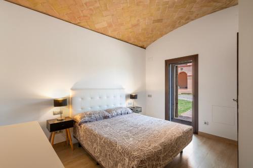 a bedroom with a large bed in a room at Villa de Lujo Cerca de Sitges in Sant Pere de Ribes