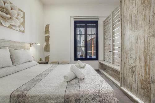 a bedroom with a large bed and a window at Petit Loft in Canet de Mar