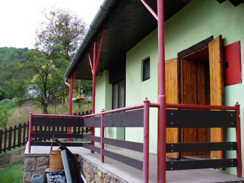 budynek z werandą i drewnianymi drzwiami w obiekcie Chalupa na lazoch w mieście Nová Baňa