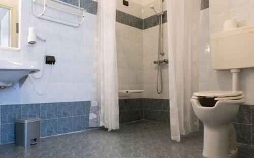 サヴォーナにあるHotel Giardino del Soleのバスルーム(シャワー、トイレ、シンク付)