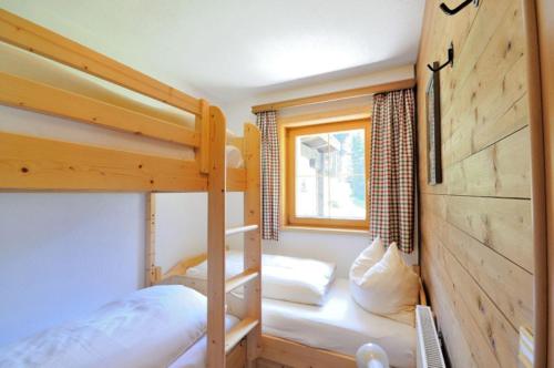 a bedroom with bunk beds in a tiny house at Bungalow Müller in Brand